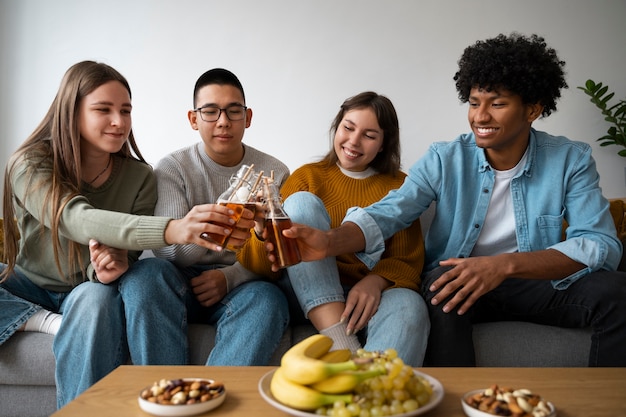 Amici che bevono kombucha