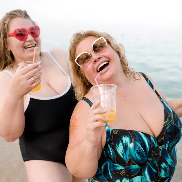 Amici che bevono succo in spiaggia