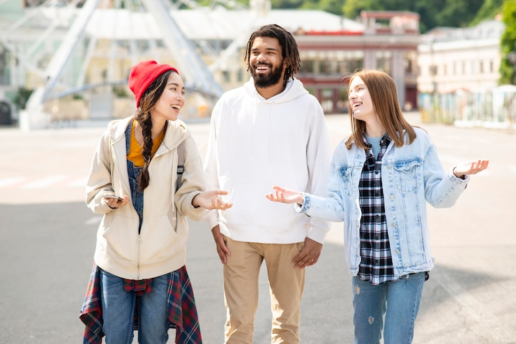 Foto gratuito amici che camminano insieme