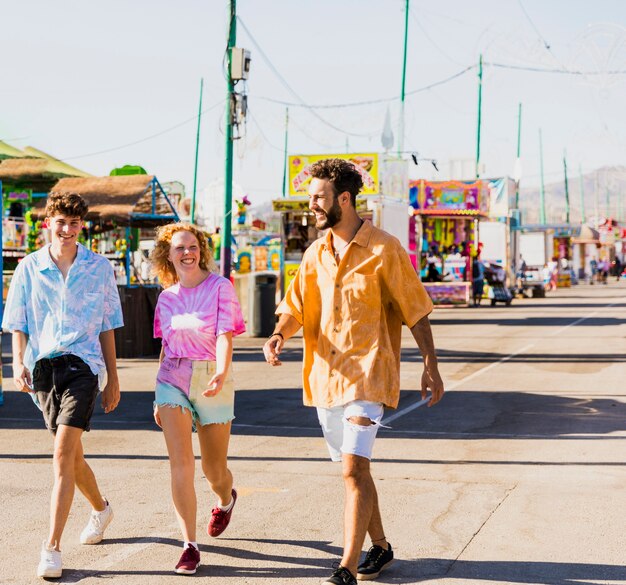 Amici che camminano per le strade del luna park