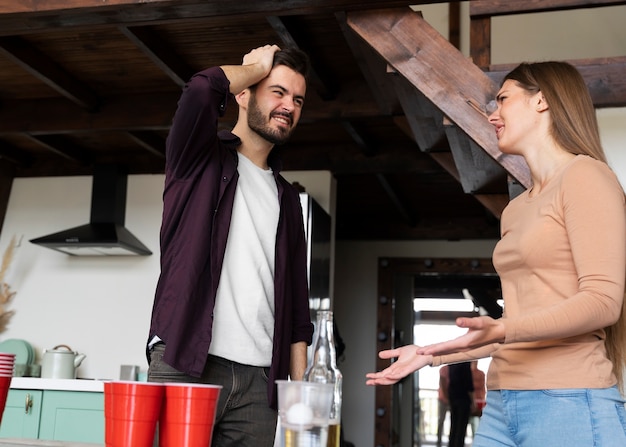 Amici che chiacchierano durante una partita di Beer pong