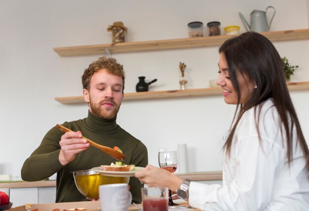 Amici che condividono il pranzo a casa