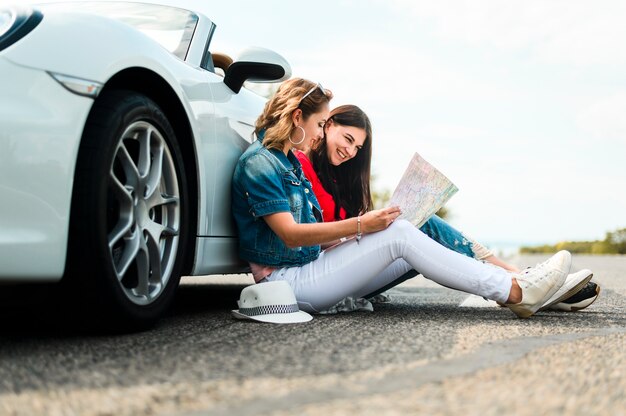 Amici che controllano la mappa di viaggio