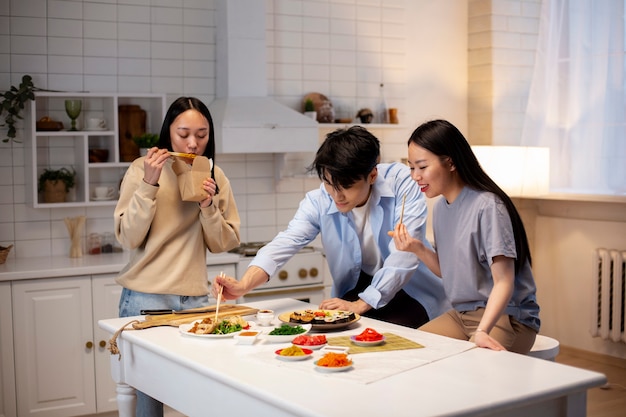 Amici che cucinano insieme cibo giapponese