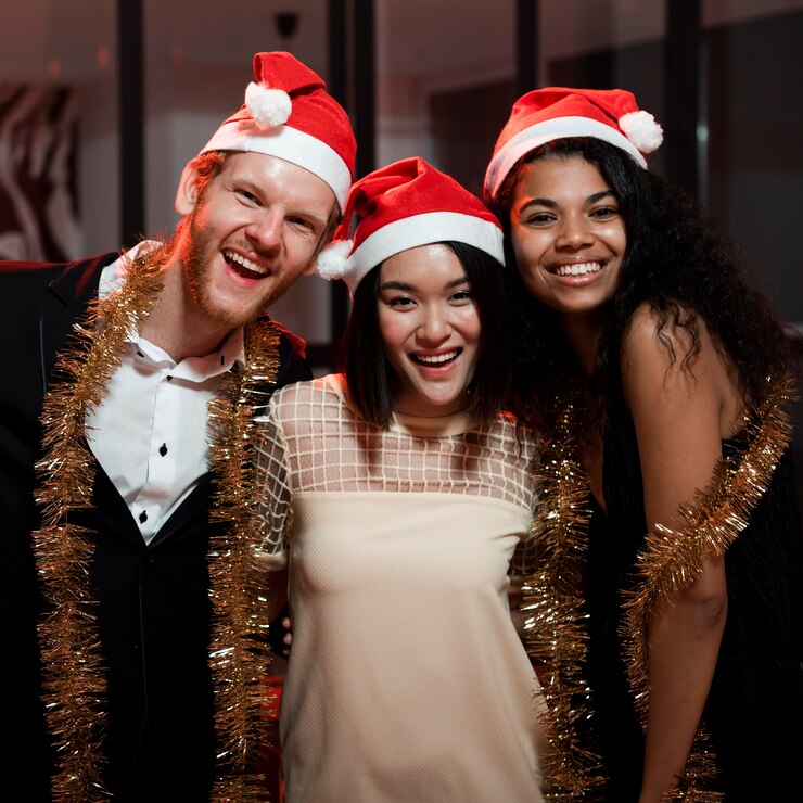 Foto gratuito amici che fanno festa con i cappelli di babbo natale