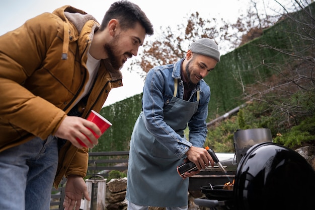 Amici che fanno un bel barbecue insieme