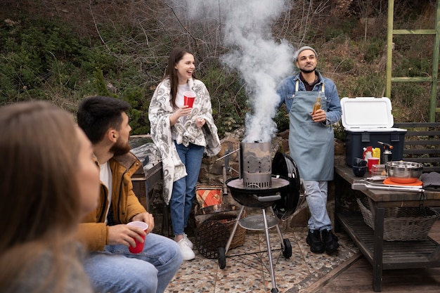 Amici che fanno un bel barbecue insieme