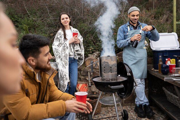 Amici che fanno un bel barbecue insieme