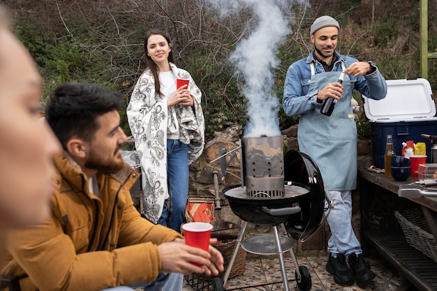 Amici che fanno un bel barbecue insieme