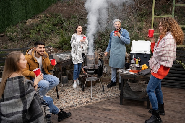 Amici che fanno un bel barbecue insieme