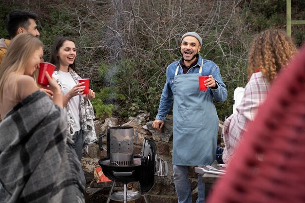 Amici che fanno un bel barbecue insieme