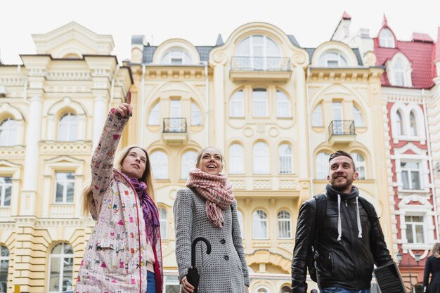 Amici che fanno un giro turistico nella vecchia città