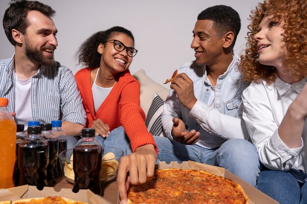 Amici che fanno una festa affollata a casa