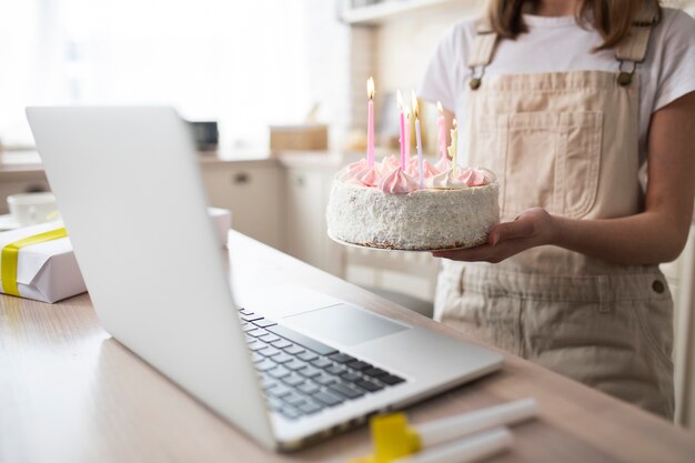 Amici che fanno una festa covid usando la tecnologia