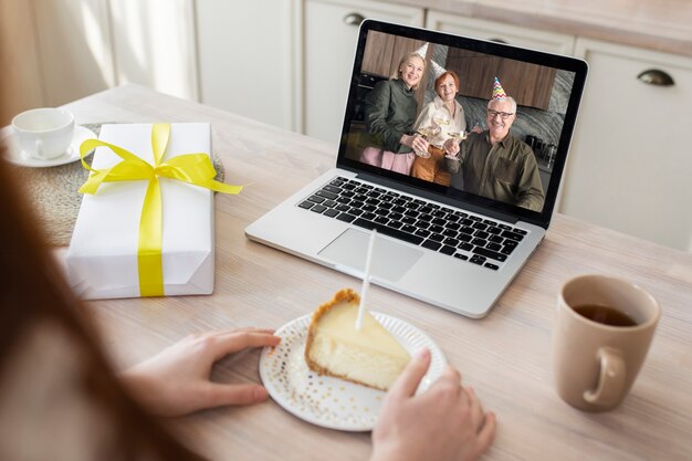 Amici che fanno una festa covid usando la tecnologia