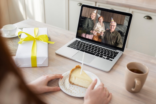 Amici che fanno una festa covid usando la tecnologia