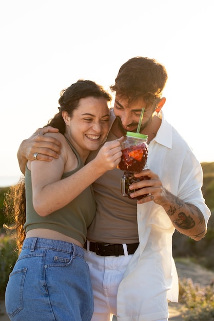 Amici che fanno una festa di sangria sulla spiaggia