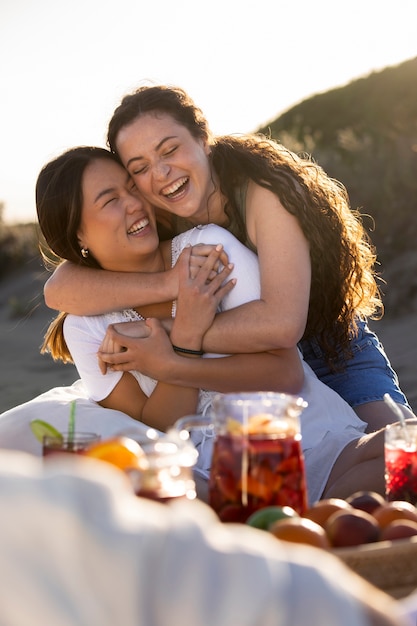 Amici che fanno una festa di sangria sulla spiaggia