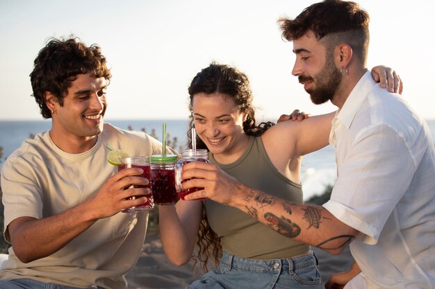 Amici che fanno una festa di sangria sulla spiaggia