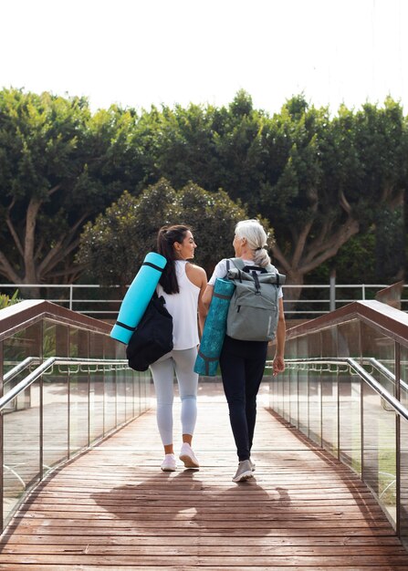 Amici che fanno yoga insieme nel parco