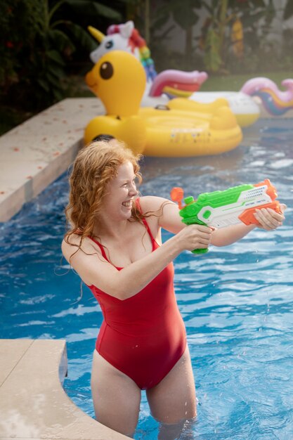 Amici che festeggiano una festa in piscina