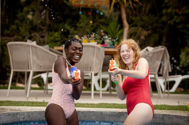 Amici che festeggiano una festa in piscina