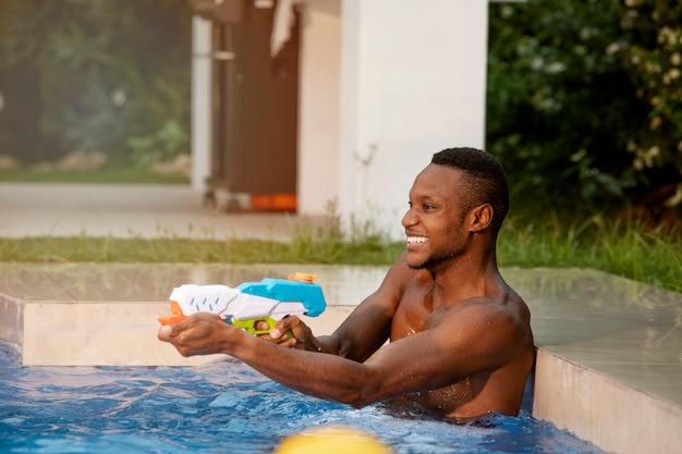 Amici che festeggiano una festa in piscina