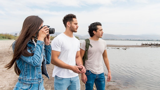 Amici che fotografano la natura