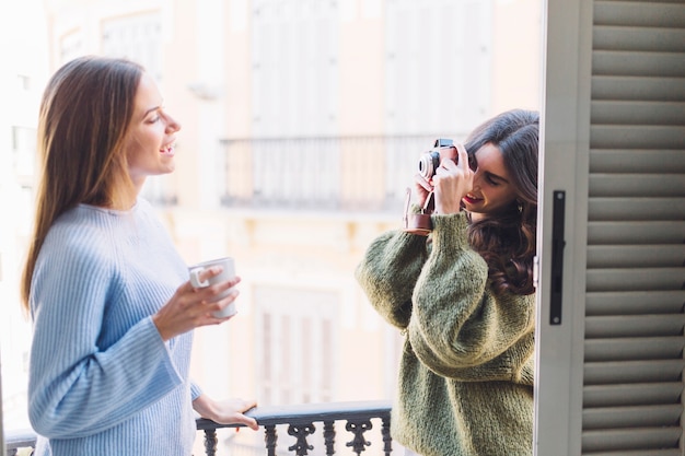 Amici che fotografano sul balcone