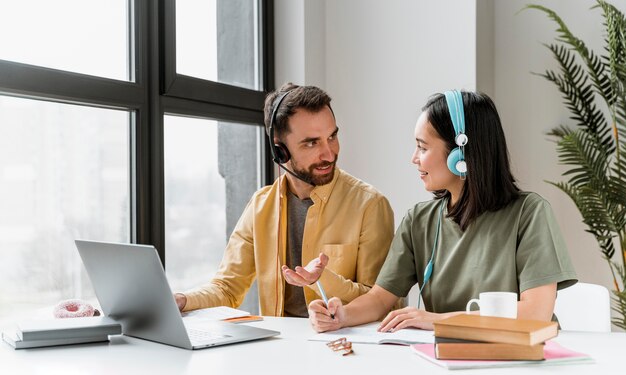 Amici che frequentano insieme lezioni online