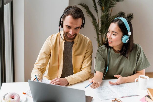 Amici che frequentano insieme lezioni online