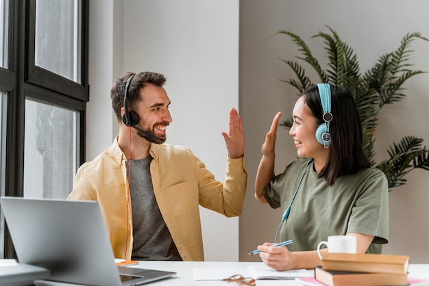 Amici che frequentano insieme lezioni online