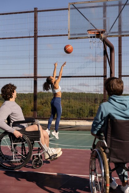 Amici che giocano a basket da vicino