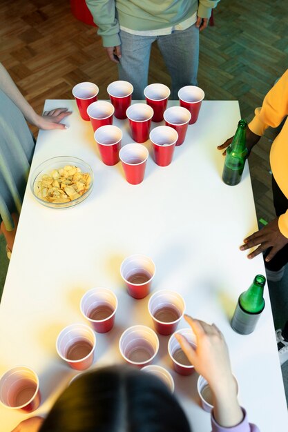 Amici che giocano a beer pong