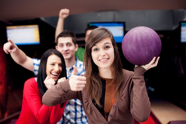 Amici che giocano a bowling insieme