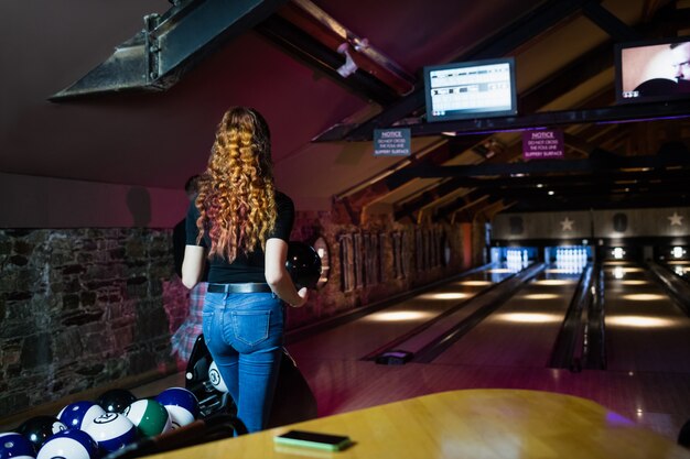 Amici che giocano a bowling