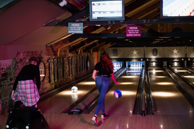 Amici che giocano a bowling