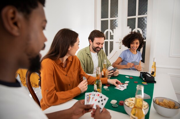 Amici che giocano a poker insieme