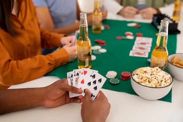 Amici che giocano a poker insieme