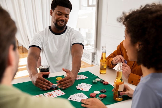 Amici che giocano a poker insieme