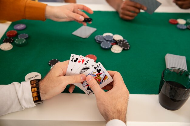 Amici che giocano a poker insieme