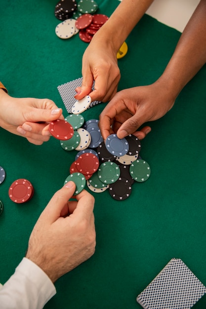 Amici che giocano a poker insieme