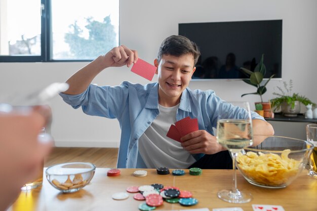 Amici che giocano a poker insieme