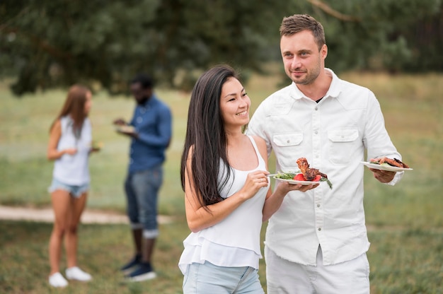 Amici che godono del barbecue all'aperto