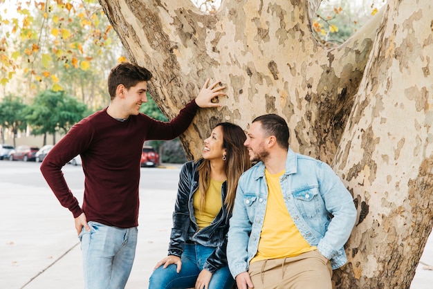 Amici che godono della giornata nel parco