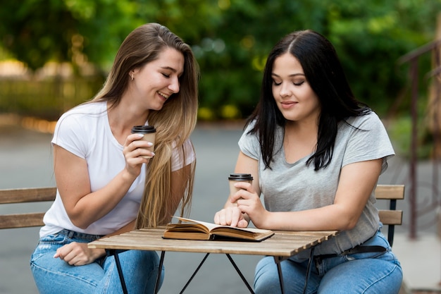 Amici che godono insieme del caffè