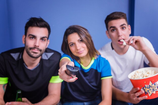 Amici che guardano il calcio con popcorn