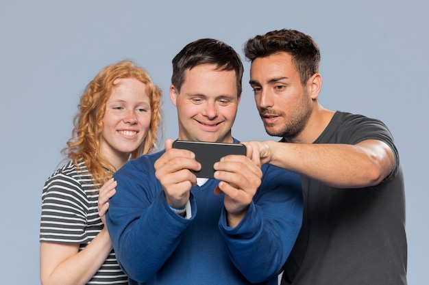 Amici che guardano insieme le loro foto al telefono