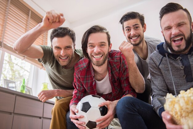 Amici che guardano la partita di calcio