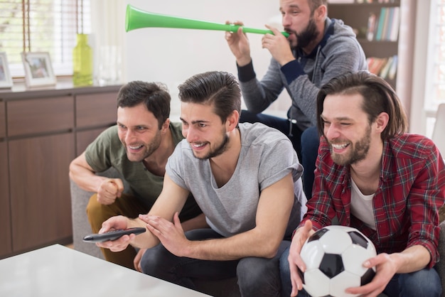 Amici che guardano la partita di calcio